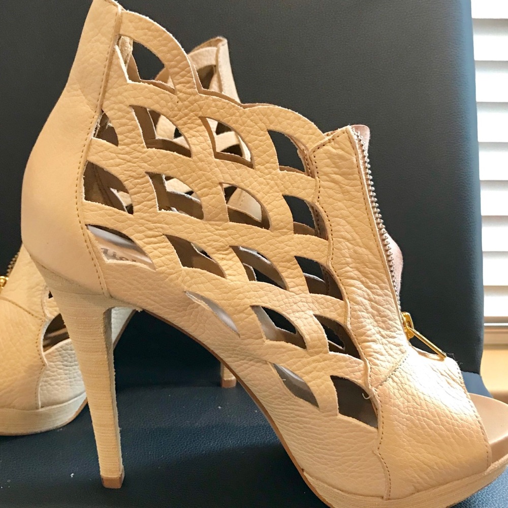 Gorgeous scalloped leather, 4” Platform heels,